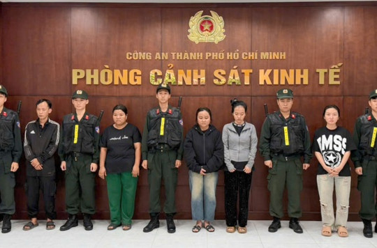 Công an TP.HCM khởi tố 5 đối tượng sản xuất hàng ngàn chai dầu gió giả tại nhà không số