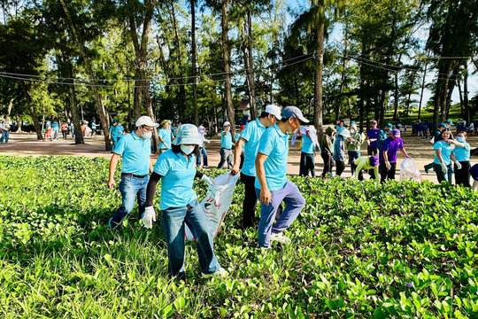 Phan Thiet Ward Sustains “Saturday for a Bright, Green, Clean and Beautiful Environment” Campaign