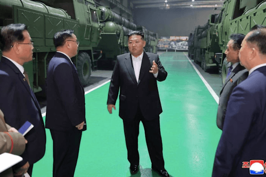 Chủ tịch Triều Tiên Kim Jong Un thị sát nhà máy sản xuất hệ thống tên lửa đa nòng mới