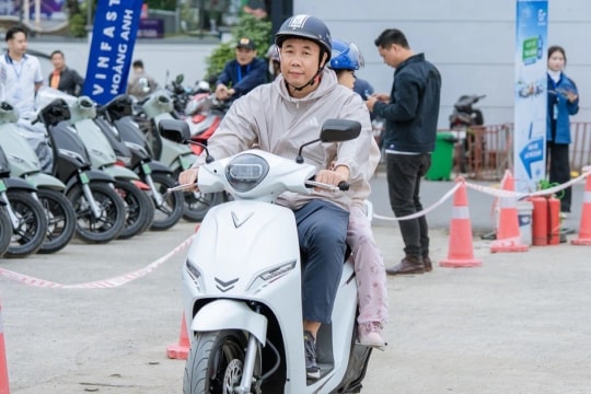 Giá sau ưu đãi chỉ hơn 22 triệu đồng, nhân viên văn phòng tranh thủ chốt VinFast Feliz trong những ngày cuối năm