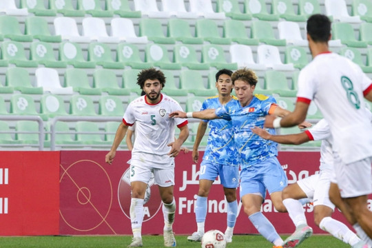 Viktor Lê đeo băng thủ quân U23 Việt Nam trong trận giao hữu gặp U23 Syria