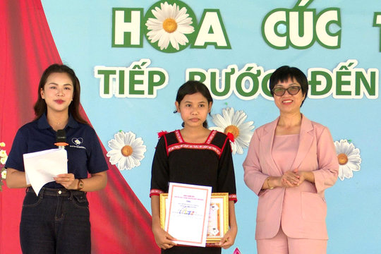 Nữ sinh Ê đê nhận hơn 76 triệu đồng học bổng Hoa Cúc trắng