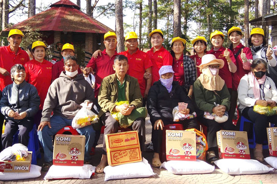 Trao tặng 450 suất quà cho người mù nhân dịp Tết Dương lịch 2026