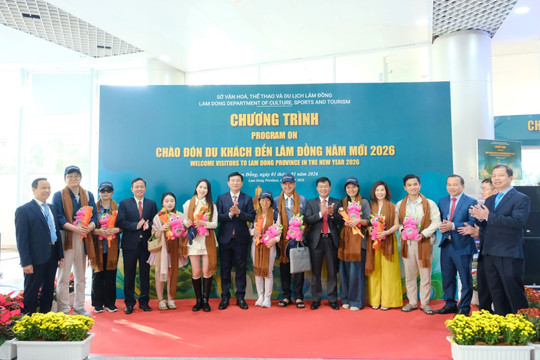 Lam Dong Leaders Welcome First Visitors of the 2026 New Year