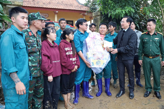 Bộ đội thời bình và thế trận lòng dân