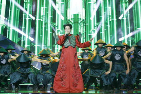 Đức Phúc lan tỏa hào khí dân tộc với Phù Đổng Thiên Vương tại VTV Countdown 2026