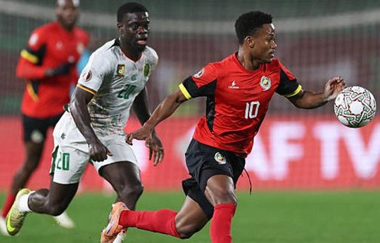 Christian Kofane lập siêu phẩm, Cameroon thắng ngược Mozambique để tiến vào vòng knockout AFCON
