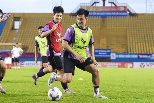 Hồ Tấn Tài sắp tái xuất V-League sau một năm điều trị đứt dây chằng