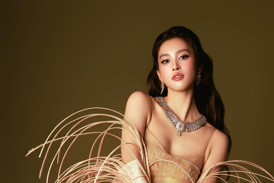 Hoa hậu Tiểu Vy gây ấn tượng với sắc vóc trưởng thành trong bộ ảnh chào năm mới 2026
