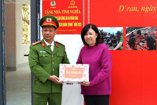 Bộ Công an trao 30 phần quà cho người dân Lâm Đồng bị ảnh hưởng bởi thiên tai