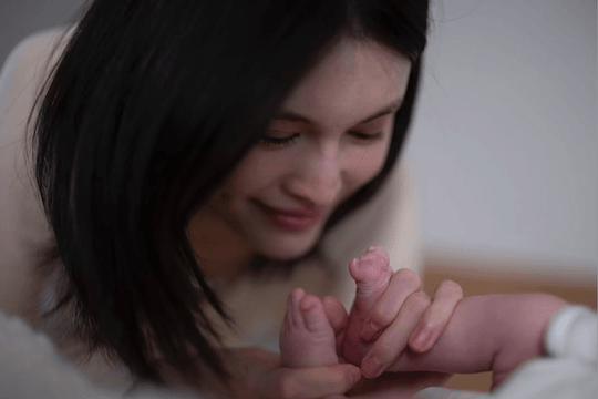 Siêu mẫu Hà Tuệ lần đầu công khai ảnh gia đình bên Trần Vỹ Đình