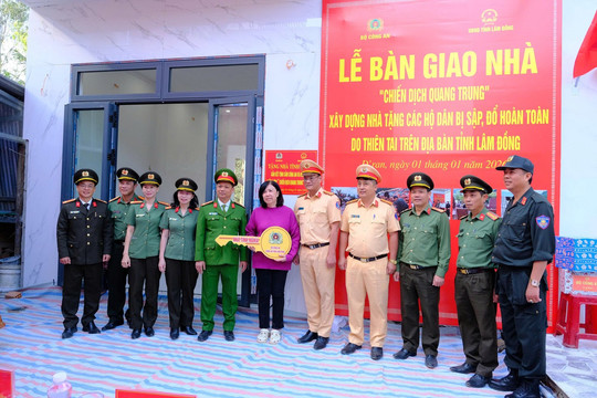 Công an tỉnh Lâm Đồng bàn giao nhà mới cho người dân vùng thiên tai đầu năm 2026