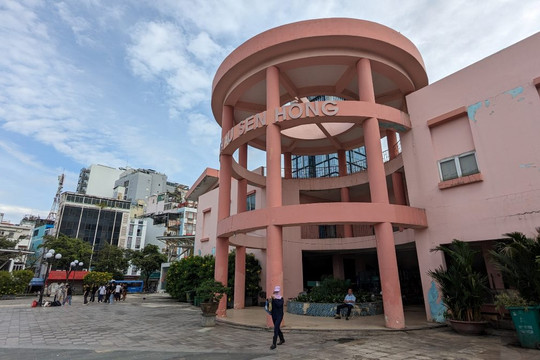 TPHCM trưng dụng sân khấu Sen Hồng làm bãi giữ xe cho khách đi Metro số 1