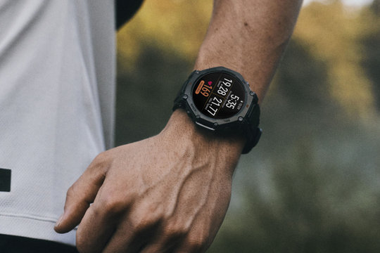 Chiến lược của Amazfit thách thức vị thế Garmin năm 2025: Hiệu năng mạnh mẽ với mức giá cạnh tranh