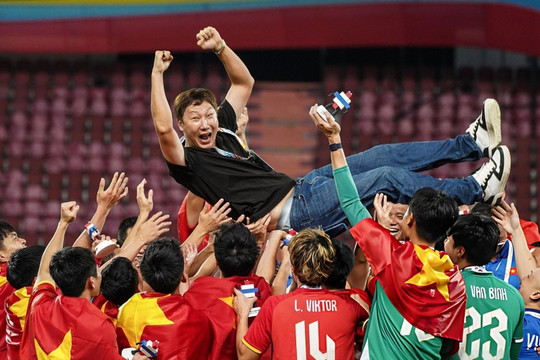 HLV Kim Sang Sik: Di sản Hàn Quốc cuối cùng còn trụ lại bóng đá Đông Nam Á
