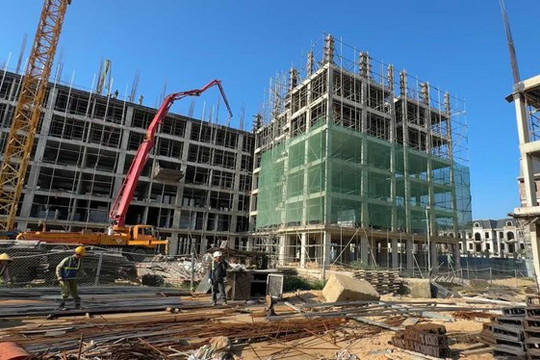Công nhân Quảng Trị làm việc xuyên Tết Dương lịch trên các công trình trọng điểm