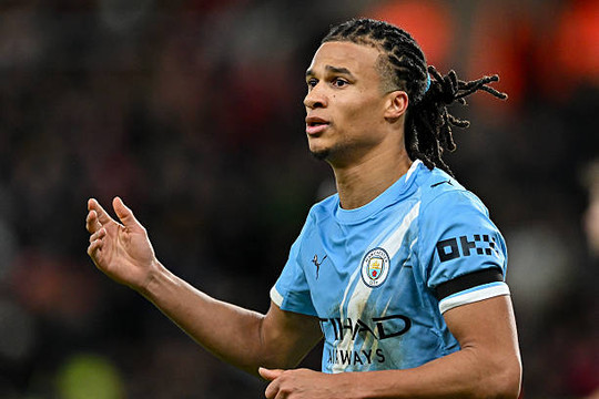 Barcelona nỗ lực chiêu mộ Nathan Ake: Giải pháp khẩn cấp cho hàng thủ của Hansi Flick