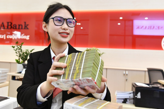 Lãi suất ngân hàng cuối năm 2025: Kỳ hạn ngắn chạm trần, 12 tháng vượt mốc 7%