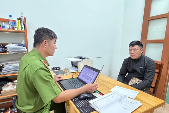 Công an Đắk Lắk làm việc với đối tượng dùng đũa tấn công tài xế taxi khi đang lái xe