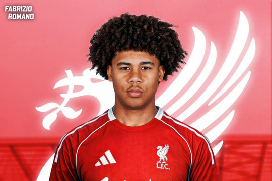 Liverpool chiêu mộ thành công Ifeanyi Ndukwe: Van Dijk đệ nhị cao 1m98 cập bến Anfield