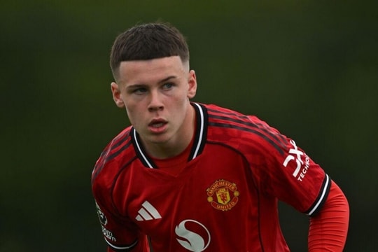 Manchester United cấm con trai Wayne Rooney mang giày Puma tại học viện