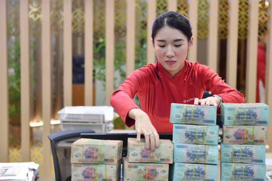 Lãi suất huy động tăng tốc cuối năm 2025, hơn 20 ngân hàng điều chỉnh biểu phí mới