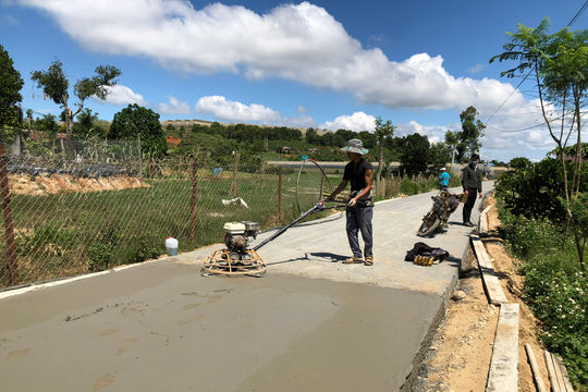 Nông dân Lâm Ðồng góp công, góp của xây dựng quê hương