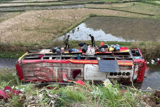 Lật xe khách tuyến Quảng Ninh - Sông Mã tại Sơn La khiến 11 người bị thương