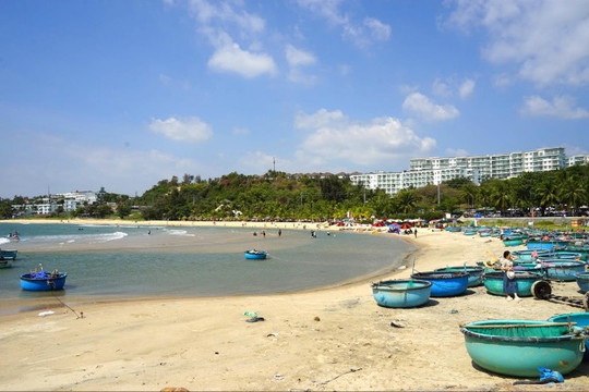 Lam Dong’s coastal tourism bustles in the early days of the new year