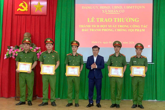 Khen thưởng tập thể, cá nhân phá nhanh vụ cướp tiệm vàng ở xã Nhân Cơ