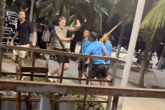 Nha Trang: Xử lý nhân viên quán bar dùng xẻng đe dọa du khách nước ngoài tại công viên bờ biển