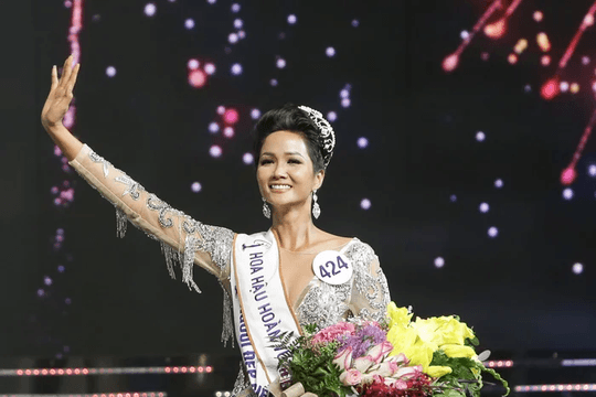H'Hen Niê kỷ niệm 8 năm đăng quang: Nhìn lại hành trình lịch sử của nhan sắc Việt