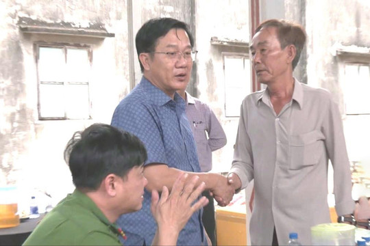 Lãnh đạo xã Tân Hải thăm hỏi gia đình thuyền viên tử nạn trên biển
