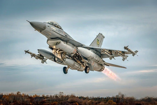 Tiêm kích F-16 Ukraine thay đổi chiến thuật đối phó lưới phòng không dày đặc