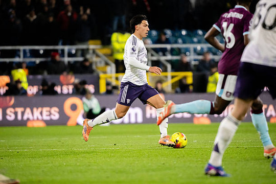 Lisandro Martinez và nghịch lý tại Turf Moor: Khi 95% chính xác không bù nổi một sai lầm