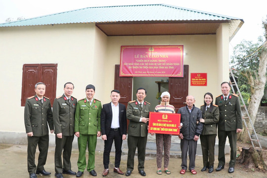 Công an Hà Tĩnh bàn giao nhà cho người dân sau bão lũ trong Chiến dịch Quang Trung