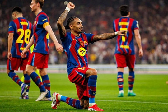 Raphinha lập cú đúp giúp Barcelona thắng 5-0, Rashford gây thất vọng lớn