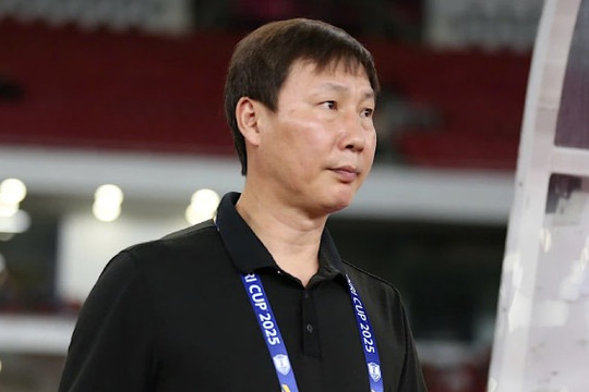HLV Kim Sang-sik giải mã chiếc áo đen may mắn và sự cố Đình Bắc ăn táo trước trận Kyrgyzstan