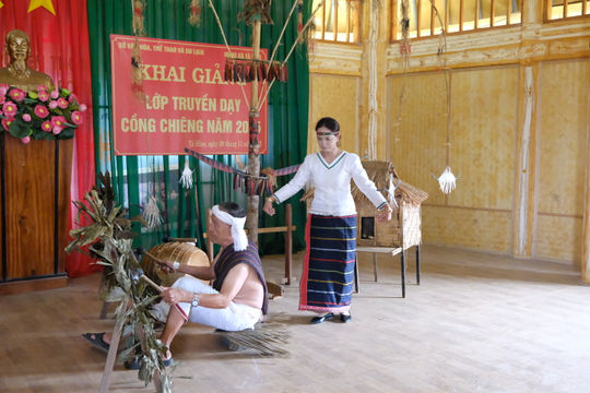 Những “cây đại thụ” gìn giữ văn hóa Churu ở Tà Hine