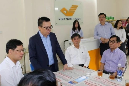 Báo Nhân Dân đưa Dự thảo Văn kiện Đại hội Đảng lần thứ XIV đến các điểm Bưu điện Văn hóa xã