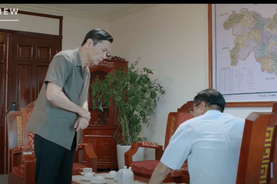 Lằn ranh tập 49: Bí thư Trần Sơn đột ngột gặp sự cố sức khỏe nghiêm trọng