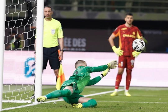 Lucas Chevalier rực sáng trên chấm luân lưu giúp PSG giành Siêu cúp Pháp trước Marseille