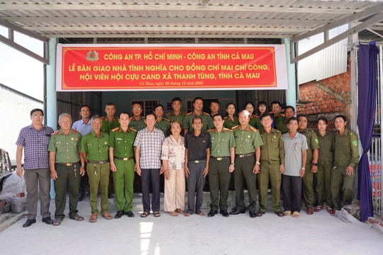 Cà Mau bàn giao 5 căn nhà tình nghĩa cho hội viên Hội Cựu Công an nhân dân