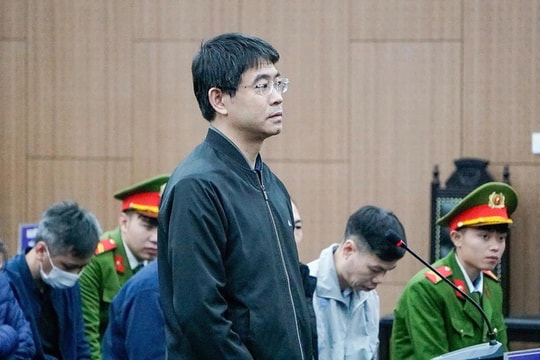 Vụ nhận hối lộ 93 tỷ đồng tại Cục An toàn thực phẩm: Cựu lãnh đạo bật khóc xin giảm án