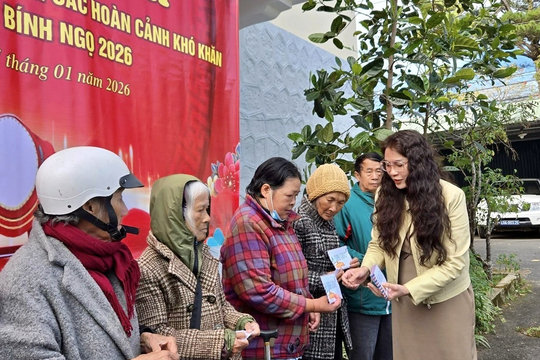 Lâm Đồng tặng quà Tết cho 71 bệnh nhân nghèo và trẻ em khó khăn