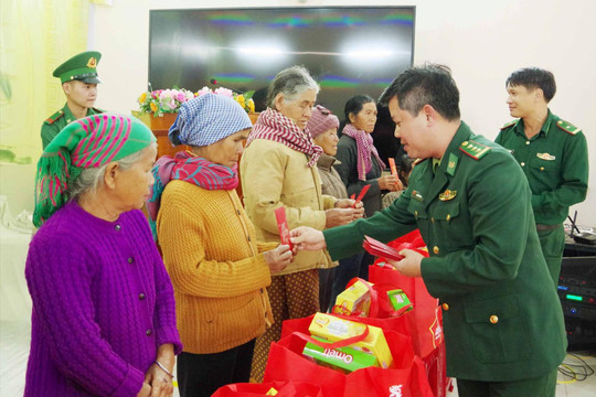 Tặng hơn 400 suất quà Tết cho Nhân dân và lực lượng bảo vệ biên giới Lâm Đồng