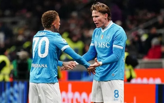 Scott McTominay lập cú đúp giúp Napoli cầm hòa Inter Milan trong trận đại chiến Scudetto