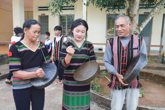 Khi nghệ nhân làm thầy giáo