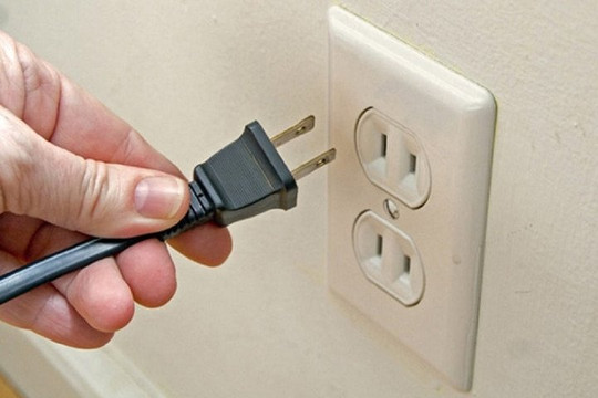 Kinh nghiệm an toàn khách sạn: Cách phát hiện camera và mẹo chống trộm hiệu quả