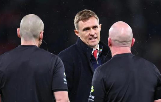 Darren Fletcher nhận thẻ vàng sau trận thua Brighton: Sự phản kháng cần thiết tại Man Utd